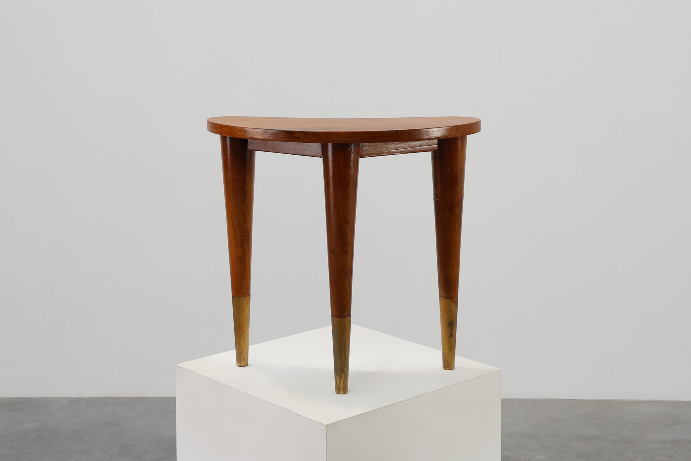 Small table in wood and brass stamped &ldquo;Italia&rdquo; in the manner of Gio Ponti, Italy 1950sthumbnail